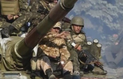 Ruski tenkovi mirno ulaze u Ukrajinu