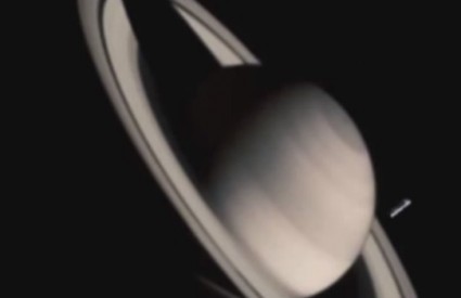 NLO veličine Zemlje kraj Saturnovih prstena