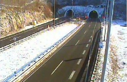 Tunel Tuhobić je okružen snijegom