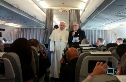 Papa Franjo na letu u Sarajevo