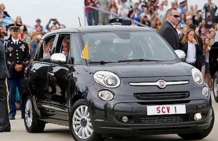 Papa Franjo u Fiatu 500L