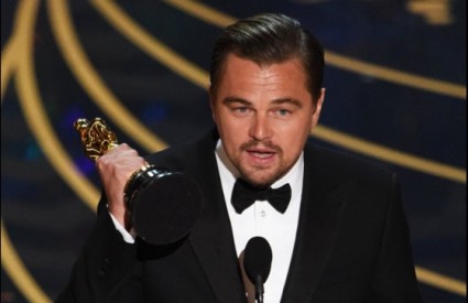 Leonardo DiCaprio čvrsto drži svoj kipić Oscara