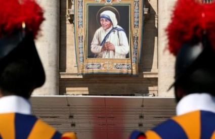 Majka Tereza postala je svetica