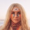 Kesha o depresiji i samoći u novom singlu i spotu "Praying"