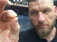 Jowan Osterlund iz Biohaxa s jednim od tvrtkinih čipova. James Brooks/Associated Press