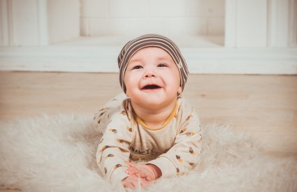 Zašto se bebe smijju mami?