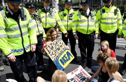 Prosvjednici u Londonu okruženi policijom
