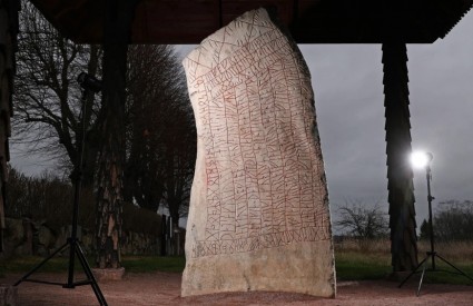 Granitna stijena puna pitanja Odinu