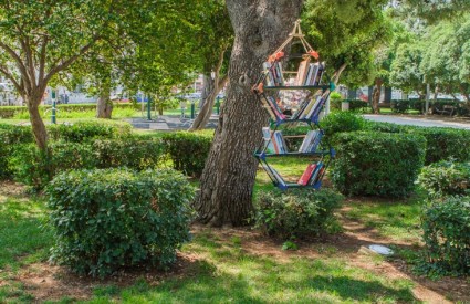 Ljeto na Gružu - knjige na stablima