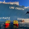 Aktivisti Greenpeacea CEE s natpisom na LNG terminalu