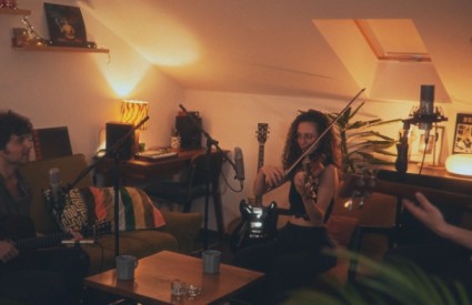 Zimizelen se oprašta od ljeta intimnim akustičnim sessionom iz dnevne sobe