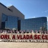 Performans: Sela gore, a Vlada se češlja