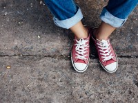 Klasične muške platnene tenisice - bezvremenski trend za opušteni gradski stil