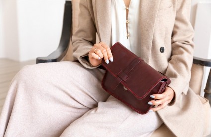 Ženske torbe - funkconalni dodatak i elegantna bordo torba za svaku ženu
